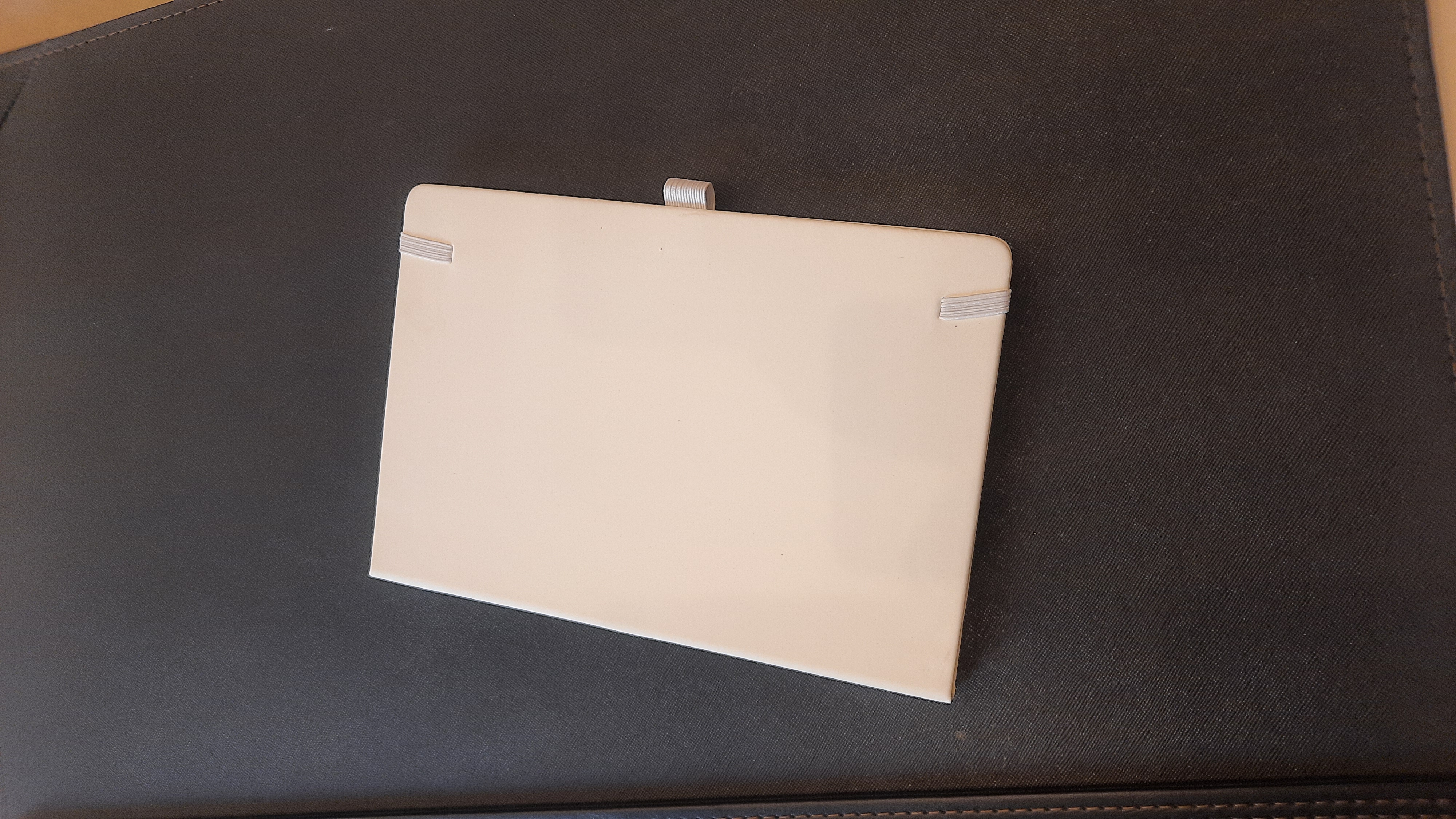 نوت بوك ابيض